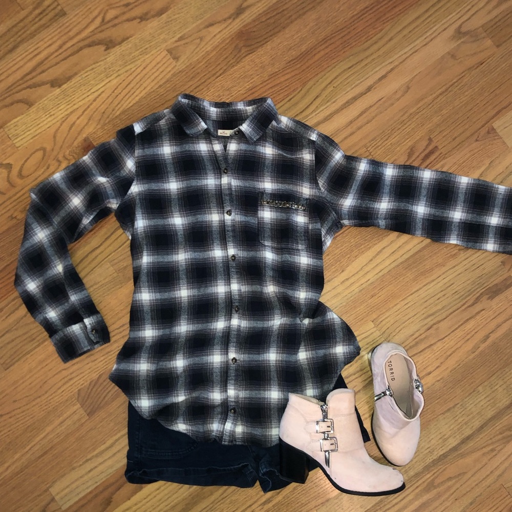 Stylish Hollister plaid top with fun pocket detail